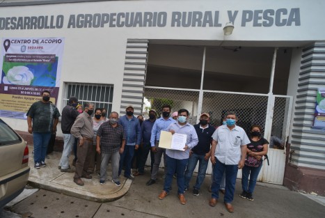 Un grupo de productores agrícolas de San Rafael, Martínez de la Torre, Papantla, Tlapacoyan, Nautla y Gutiérrez Zamora, se manifestaron en las oficinas de la SEDARPA en Xalapa, ante la desinformación sobre los apoyos que se otorgarán a afectados por el huracán Grace. Dicen que no han sido censados.  