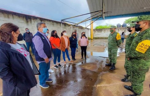 Acompañado de la Síndica Municipal Zayra del Carmen Martínez y la Secretaria del Ayuntamiento Trinidad Martínez Larios, el alcalde de Teocelo, Mario Chama, se reunió con el Capitán Segundo de Caballería, José Fernando Hernández, el Oficial Octavio Martínez y la Dra. Militar, Verónica Valencia Luna, a quienes agradeció el esfuerzo y la loable labor durante estos días en los que se ha vacunado a la población teocelana.