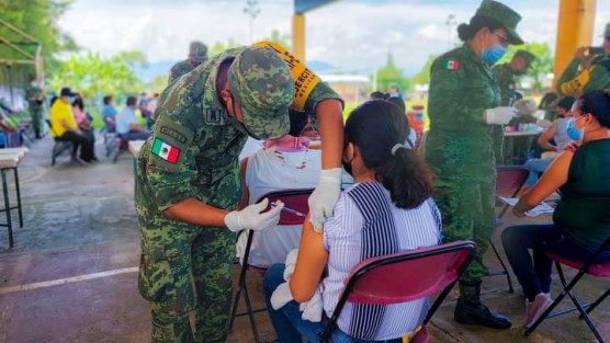 El licenciado Mario Chama agradeció también las atenciones de elementos de SEDENA al aplicar la vacuna a personas que por alguna condición física o discapacidad no pudieron trasladarse a la Unidad deportiva y fueron vacunados en su domicilio. 