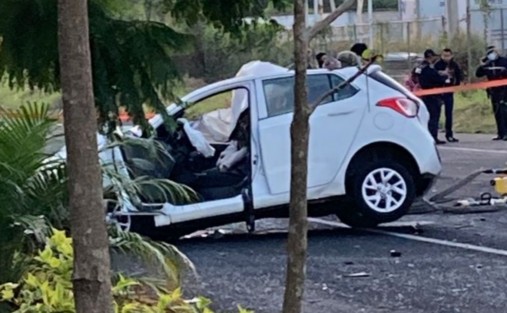 La mañana de hoy se presentó un accidente en la carretera Xalapa-Veracruz a la altura del 63 Batallón de Infantería. Desgraciadamente una persona perdió la vida en dicho accidente, las versiones indican que fue un choque entre un automóvil y un tráiler. 

