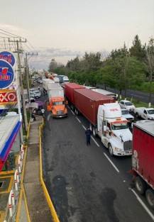 La mañana de hoy se presentó un accidente en la carretera Xalapa-Veracruz a la altura del 63 Batallón de Infantería. Desgraciadamente una persona perdió la vida en dicho accidente, las versiones indican que fue un choque entre un automóvil y un tráiler. 