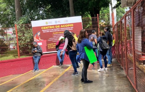 Normalistas egresados protestaron y bloquearon la entrada principal a las oficinas centrales de la Secretaría de Educación de Veracruz (SEV) para exigir una prórroga en el proceso para la asignación de plazas 2020-2021.
