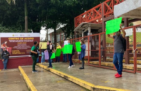Normalistas egresados protestaron y bloquearon la entrada principal a las oficinas centrales de la Secretaría de Educación de Veracruz (SEV) para exigir una prórroga en el proceso para la asignación de plazas 2020-2021.