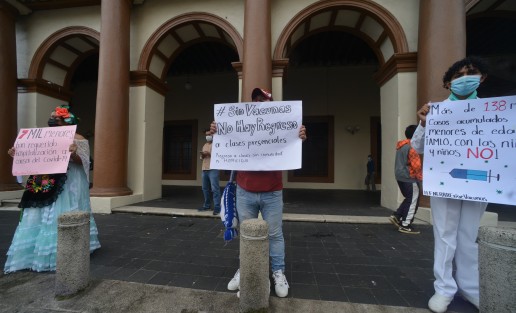 A pesar de que el día de ayer comenzó ya la vacunación de jóvenes de 18 a  29 años en la ciudad de Xalapa estudiantes de FENRR  se aferran al no regreso a clases  ya que pretextan que a ellos no le a tocado y según sus líderes sigue siendo un riesgo.