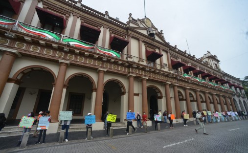 A pesar de que el día de ayer comenzó ya la vacunación de jóvenes de 18 a  29 años en la ciudad de Xalapa estudiantes de FENRR  se aferran al no regreso a clases  ya que pretextan que a ellos no le a tocado y según sus líderes sigue siendo un riesgo.