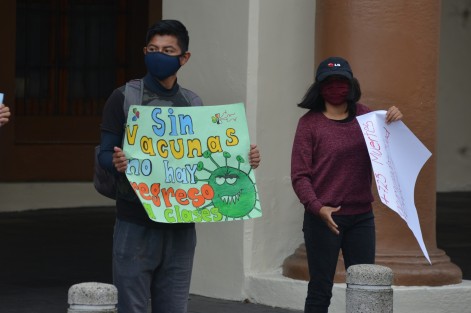 A pesar de que el día de ayer comenzó ya la vacunación de jóvenes de 18 a  29 años en la ciudad de Xalapa estudiantes de FENRR  se aferran al no regreso a clases  ya que pretextan que a ellos no le a tocado y según sus líderes sigue siendo un riesgo.
