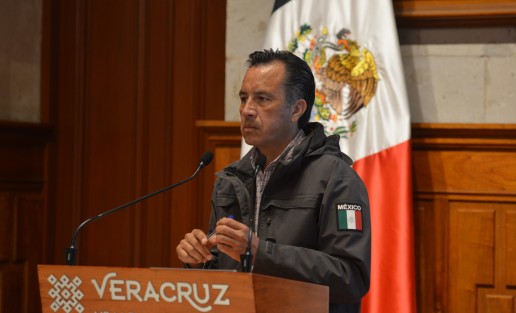 El gobernador Cuitlahuac García Jiménez explicó que poco a poco están abriendo las carreteras y caminos para poder llevar la ayuda a las comunidades más afectadas,  y se trabaja en conjunto con todas las dependencias de gobierno y CFE,  para pronto restablecer todos los servicios.