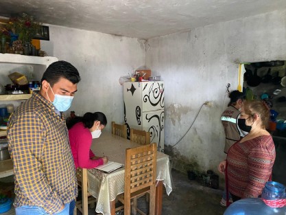 El día de hoy en compañía de servidores públicos del H. Ayuntamiento de Banderilla y personal de la Secretaría de Bienestar, el alcalde Juan Manuel Rivera González continuó con los recorridos de supervisión y limpieza en las zonas afectadas por el huracán Grace, en ese municipio. 