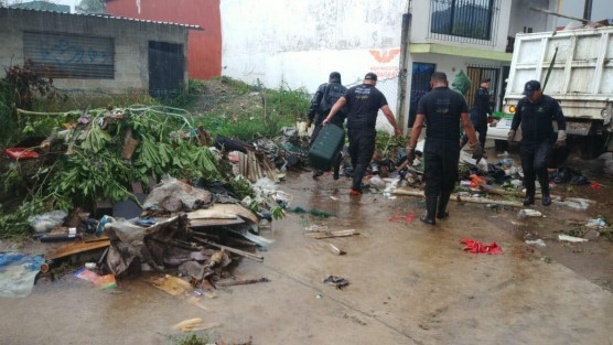 El día de hoy en compañía de servidores públicos del H. Ayuntamiento de Banderilla y personal de la Secretaría de Bienestar, el alcalde Juan Manuel Rivera González continuó con los recorridos de supervisión y limpieza en las zonas afectadas por el huracán Grace, en ese municipio. 
