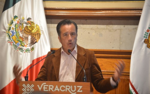 Personal y maquinaria de PEMEX ya se encuentran en proceso para la reparación de puentes, informó el Gobernador de Veracruz. 
