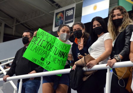Pese a que con las contingencia sanitaria, el Nido del Halcón no ha tenido lleno total en los partidos del Campeonato FIBA Sub-16 de las Américas, el ambiente y apoyo a los equipos se sentido; no sólo familiares  de los mexicanos se han visto en las tribunas, también de los extranjeros.  