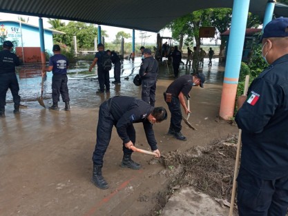 En las distintas localidades y comunidades del municipio de Álamo, mantenemos las labores de supervisión, recuperación y entrega de apoyos para beneficio de las y los veracruzanos que se vieron afectados por el paso del huracán Grace, informó a través de sus cuentas en redes sociales el Gobernador Cuitláhuac García Jiménez. 