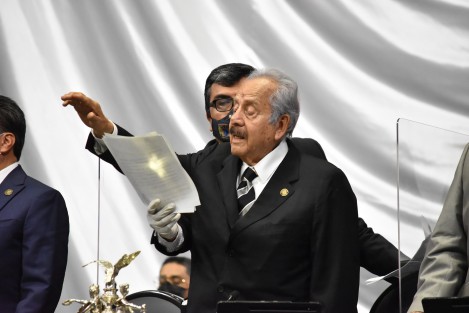 En Sesión Constitutiva, el presidente de la Mesa de Decanos de la Cámara de Diputados, Augusto Gómez Villanueva (PRI), tomó la protesta constitucional a las diputadas y a los diputados electos que integrarán la LXV Legislatura, que inicia sus funciones el 1º de septiembre. 