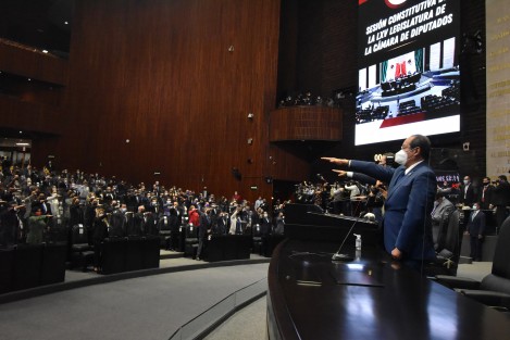 En Sesión Constitutiva, el presidente de la Mesa de Decanos de la Cámara de Diputados, Augusto Gómez Villanueva (PRI), tomó la protesta constitucional a las diputadas y a los diputados electos que integrarán la LXV Legislatura, que inicia sus funciones el 1º de septiembre. 