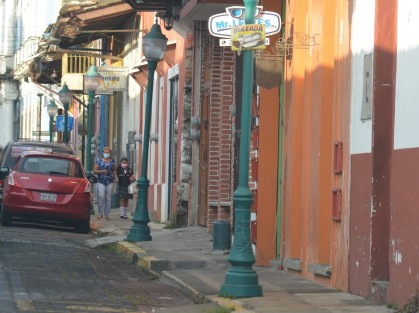 Luego de 17 meses de aulas cerradas, este lunes con el inicio del ciclo escolar 2021-2022, las calles de Xalapa, como de muchas localidades del país, fueron testigos del regreso a clases presenciales de alumnos de diversos niveles.  