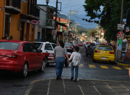 Luego de 17 meses de aulas cerradas, este lunes con el inicio del ciclo escolar 2021-2022, las calles de Xalapa, como de muchas localidades del país, fueron testigos del regreso a clases presenciales de alumnos de diversos niveles.  