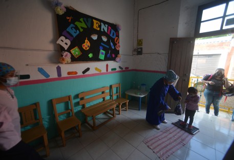 Siguiendo en lo posible las medidas sanitarias ampliamente difundidas y recomendadas por la OMS, alumnos regresaron a las aulas de escuelas después de 17 meses de ausencia a causa de la pandemia por COVID-19. 