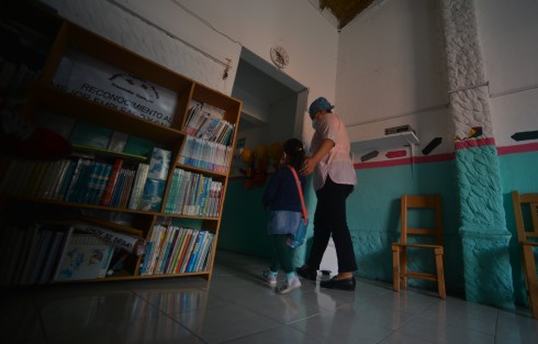 Siguiendo en lo posible las medidas sanitarias ampliamente difundidas y recomendadas por la OMS, alumnos regresaron a las aulas de escuelas después de 17 meses de ausencia a causa de la pandemia por COVID-19. 