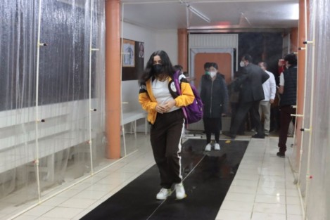 Claudia Pulido Padilla, integrante de la Asociación de Padres de Familia, dio a conocer que los alumnos ingresaron a las 07:00 de la mañana y saldrán a las 12:40 del día.