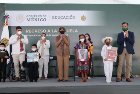 Desde la Escuela Secundaria Técnica No. 3, la secretaria de Educación Pública, Delfina Gómez Álvarez, acompañada por el gobernador Cuitláhuac García Jiménez, inauguró el ciclo escolar 2021-2022