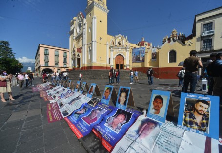 Al conmemorarse este 30 de agosto el Día Internacional de la Víctimas de Desaparición Forzada, familiares de desaparecidos en el estado de Veracruz, se manifestaron frente al Palacio de Gobierno demandando a la Fiscalía se aceleren las investigaciones. 