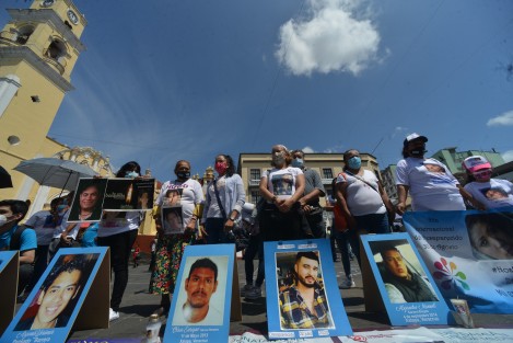Al conmemorarse este 30 de agosto el Día Internacional de la Víctimas de Desaparición Forzada, familiares de desaparecidos en el estado de Veracruz, se manifestaron frente al Palacio de Gobierno demandando a la Fiscalía se aceleren las investigaciones. 