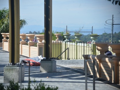La obra que aún no ha ido inaugurada y ya recibe sus primeras modificaciones es la pérgola del Parque Juárez la cual seguramente en algunos meses terminará removida de este lugar.