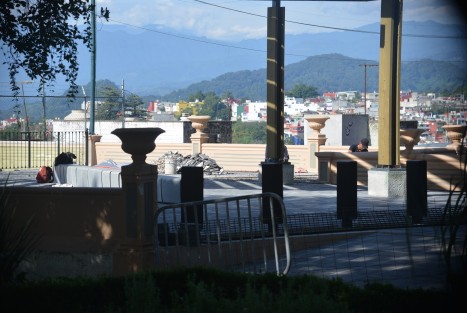 La obra que aún no ha ido inaugurada y ya recibe sus primeras modificaciones es la pérgola del Parque Juárez la cual seguramente en algunos meses terminará removida de este lugar.