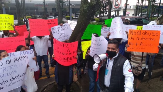 Trabajadores del ISSSTE se manifestaron en las oficinas de la Delegación, ubicadas en la Avenida Xalapa, de la capital. Demandan la destitución de  la subdirectora Administrativa de la Clínica Hospital del ISSSTE en Xalapa, María Cruz García Ramón, a quien señalan de nepotismo y de haber despedido a trabajadores. 
