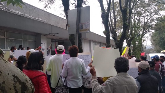 Trabajadores del ISSSTE se manifestaron en las oficinas de la Delegación, ubicadas en la Avenida Xalapa, de la capital. Demandan la destitución de  la subdirectora Administrativa de la Clínica Hospital del ISSSTE en Xalapa, María Cruz García Ramón, a quien señalan de nepotismo y de haber despedido a trabajadores. 