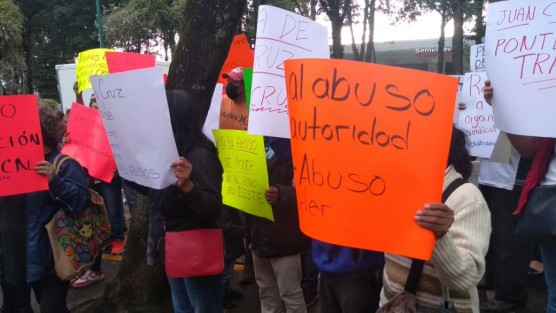 Trabajadores del ISSSTE se manifestaron en las oficinas de la Delegación, ubicadas en la Avenida Xalapa, de la capital. Demandan la destitución de  la subdirectora Administrativa de la Clínica Hospital del ISSSTE en Xalapa, María Cruz García Ramón, a quien señalan de nepotismo y de haber despedido a trabajadores. 