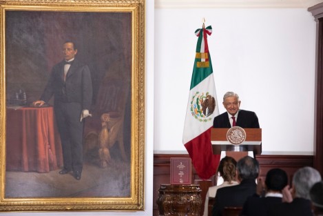 El Presidente de la República, Andrés Manuel López Obrador, rindió su Tercer Informe de Gobierno, que inició diciendo: <em>La transformación está en marcha y, aunque es necesario seguir poniendo al descubierto la gran farsa neoliberal y auspiciando el cambio de mentalidad del pueblo, porque eso es lo más cercano a lo esencial y a lo irreversible, también estamos desterrando vicios y prácticas deshonestas en el manejo del gobierno.</em>