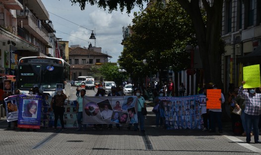 Colectivos de búsqueda de desaparecidos se manifestaron bloqueando la calle Enríquez en contra del nombramiento de Yuliana Aguilar Rodríguez como titular de la Comision Ejecutiva Estatal de Atención Integral a Víctimas (CEEAIV), por su <em>inexperiencia</em>, exigiendo la permanencia de Lorena Mendoza Sánchez.