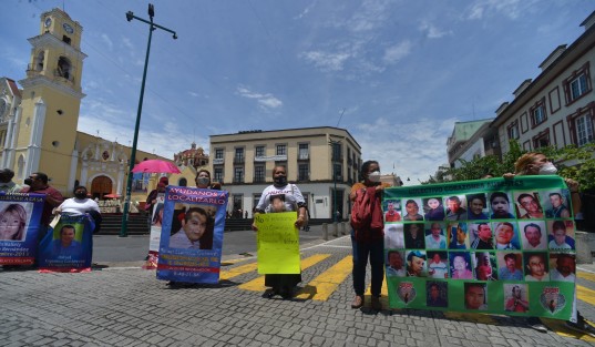 Colectivos de búsqueda de desaparecidos se manifestaron bloqueando la calle Enríquez en contra del nombramiento de Yuliana Aguilar Rodríguez como titular de la Comision Ejecutiva Estatal de Atención Integral a Víctimas (CEEAIV), por su <em>inexperiencia</em>, exigiendo la permanencia de Lorena Mendoza Sánchez.