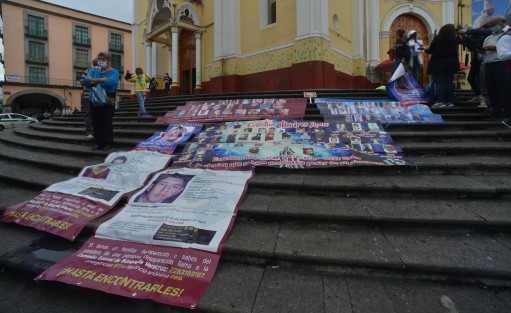 Colectivos de búsqueda de desaparecidos se manifestaron bloqueando la calle Enríquez en contra del nombramiento de Yuliana Aguilar Rodríguez como titular de la Comision Ejecutiva Estatal de Atención Integral a Víctimas (CEEAIV), por su <em>inexperiencia</em>, exigiendo la permanencia de Lorena Mendoza Sánchez.