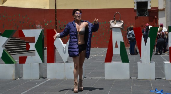 Una mujer se hizo presente en Plaza Lerdo en ropa interior de buena calidad y en buenas condiciones.  