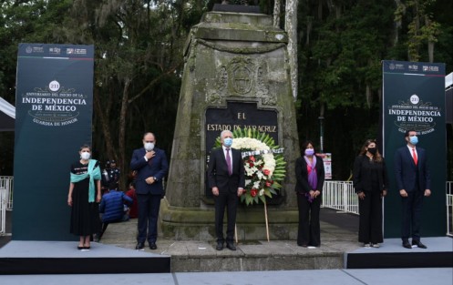 El alcalde de Xalapa, Hipólito Rodríguez Herrero, acompañado de colaboradores, presidió la Guardia de Honor ante el monumento a Miguel Hidalgo en el 211 aniversario de la Independencia de México.