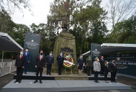 El titular de la Secretaría de Seguridad Pública, Hugo Gutiérrez Maldonado, acompañado por directores de áreas de la dependencia, rindió honores ante el monumento al Padre de la Patria.
