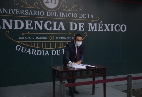 Servidores públicos de la Secretaría de Finanzas y Planeación, encabezados por el titular José Luis Lima Franco, hicieron Guardia de Honor ante el monumento a Miguel Hidalgo y Costilla, en el parque de Los Berros.