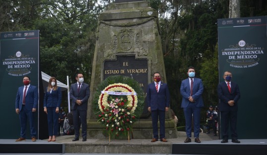 Servidores públicos de la Secretaría de Finanzas y Planeación, encabezados por el titular José Luis Lima Franco, hicieron Guardia de Honor ante el monumento a Miguel Hidalgo y Costilla, en el parque de Los Berros.