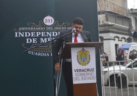 Todavía en muletas por una lesión en el pie, el secretario de Educación, Zenyazen Escobar, encabezó la Guardia de Honor ante la efigie de Miguel Hidalgo.