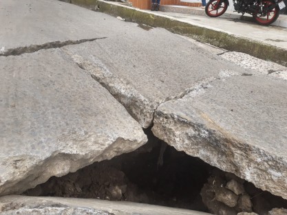 El presidente de la Asociación Civil Frente Veracruzano Social (Frevesol), Carlos Hernández Arriaga, hace el reclamo a las autoridades por el mal estado de la calle Ébano, en la colonia Framboyanes, misma que está en mal estado ya que se inunda constantemente desde hace años. La deteriorada vía causa problemas de circulación. 