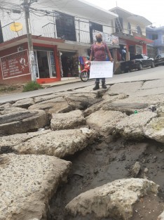 El presidente de la Asociación Civil Frente Veracruzano Social (Frevesol), Carlos Hernández Arriaga, hace el reclamo a las autoridades por el mal estado de la calle Ébano, en la colonia Framboyanes, misma que está en mal estado ya que se inunda constantemente desde hace años. La deteriorada vía causa problemas de circulación. 