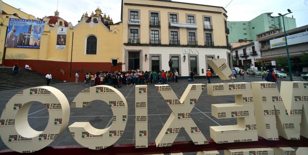 Desde el inicio de esta semana con el regreso a clases, se incrementó el flujo de personas al centro de la ciudad de Xalapa. Hasta un grupo de colonos se citaron en plaza  Lerdo para resolver lo de unos terrenos irregulares y resolverlo con autoridades municipales. En tanto en los bancos cada vez son más largas las filas.