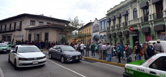 Desde el inicio de esta semana con el regreso a clases, se incrementó el flujo de personas al centro de la ciudad de Xalapa. Hasta un grupo de colonos se citaron en plaza  Lerdo para resolver lo de unos terrenos irregulares y resolverlo con autoridades municipales. En tanto en los bancos cada vez son más largas las filas.