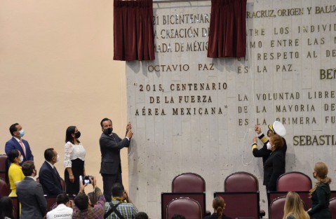 En sesión solemne y con la develación de la inscripción <em>2021 Bicentenario de la creación de la Armada de México</em> en el Muro de Honor del Recinto Oficial de Sesiones del Palacio Legislativo, los poderes Ejecutivo, Legislativo y Judicial del Estado de Veracruz, rindieron homenaje y reconocimiento a la institución garante de la soberanía nacional, y que siempre ha estado cercana a la ciudadanía cuando más se le necesita.

