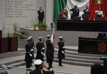 En sesión solemne y con la develación de la inscripción <em>2021 Bicentenario de la creación de la Armada de México</em> en el Muro de Honor del Recinto Oficial de Sesiones del Palacio Legislativo, los poderes Ejecutivo, Legislativo y Judicial del Estado de Veracruz, rindieron homenaje y reconocimiento a la institución garante de la soberanía nacional, y que siempre ha estado cercana a la ciudadanía cuando más se le necesita.
