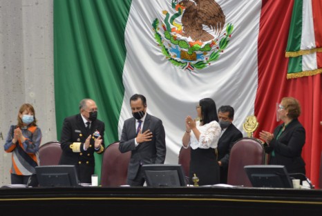 El gobernador Cuitláhuac García Jiménez destacó que uno de los hechos históricos que vistieron de gloria al estado es la batalla librada en tierra y mar a finales de noviembre de 1825 para <em>convencer</em> al último reducto español que debía desistir del bloqueo naval impuesto al puerto de Veracruz.