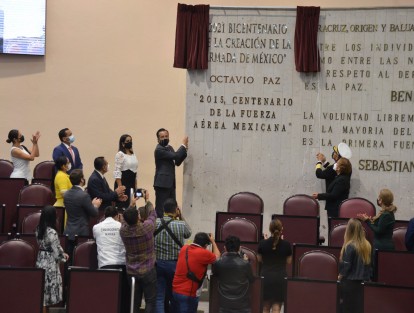 En sesión solemne y con la develación de la inscripción <em>2021 Bicentenario de la creación de la Armada de México</em> en el Muro de Honor del Recinto Oficial de Sesiones del Palacio Legislativo, los poderes Ejecutivo, Legislativo y Judicial del Estado de Veracruz de Ignacio de la Llave, rindieron homenaje y reconocimiento a la institución que, además de ser garante de la soberanía nacional, siempre ha estado cercana a la ciudadanía cuando más se le necesita.

