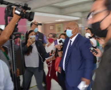 Cisneros Burgos dijo que la convocatoria emitida debe seguirse, que no puede negarse el derecho a quien cumpla con los requisitos y que será el Congreso del Estado quien tenga la última palabra. 
